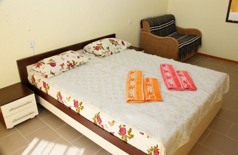  Отдых в Крыму в Штормовом – Стандарт 3-местный с двуспальной кроватью