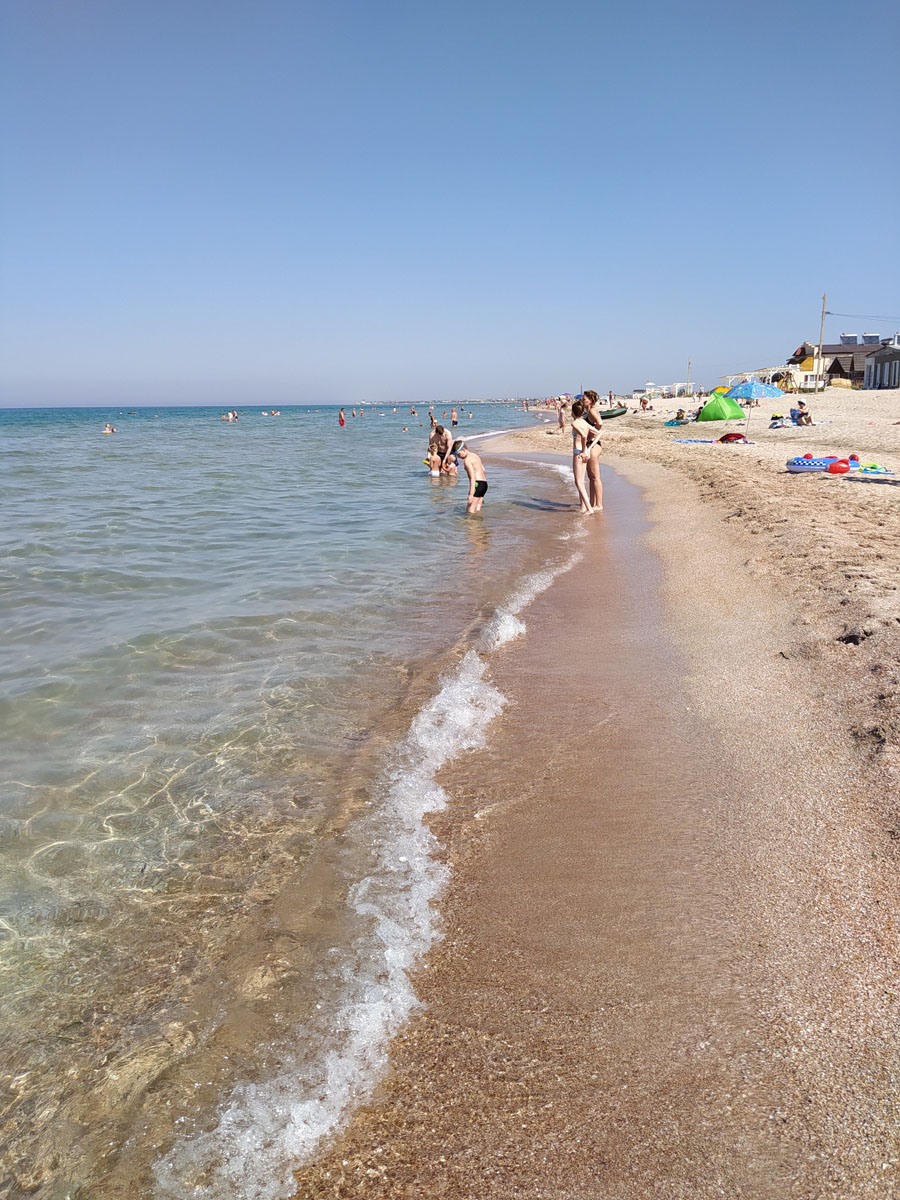 Центральный пляж на отдыхе в Штормовом