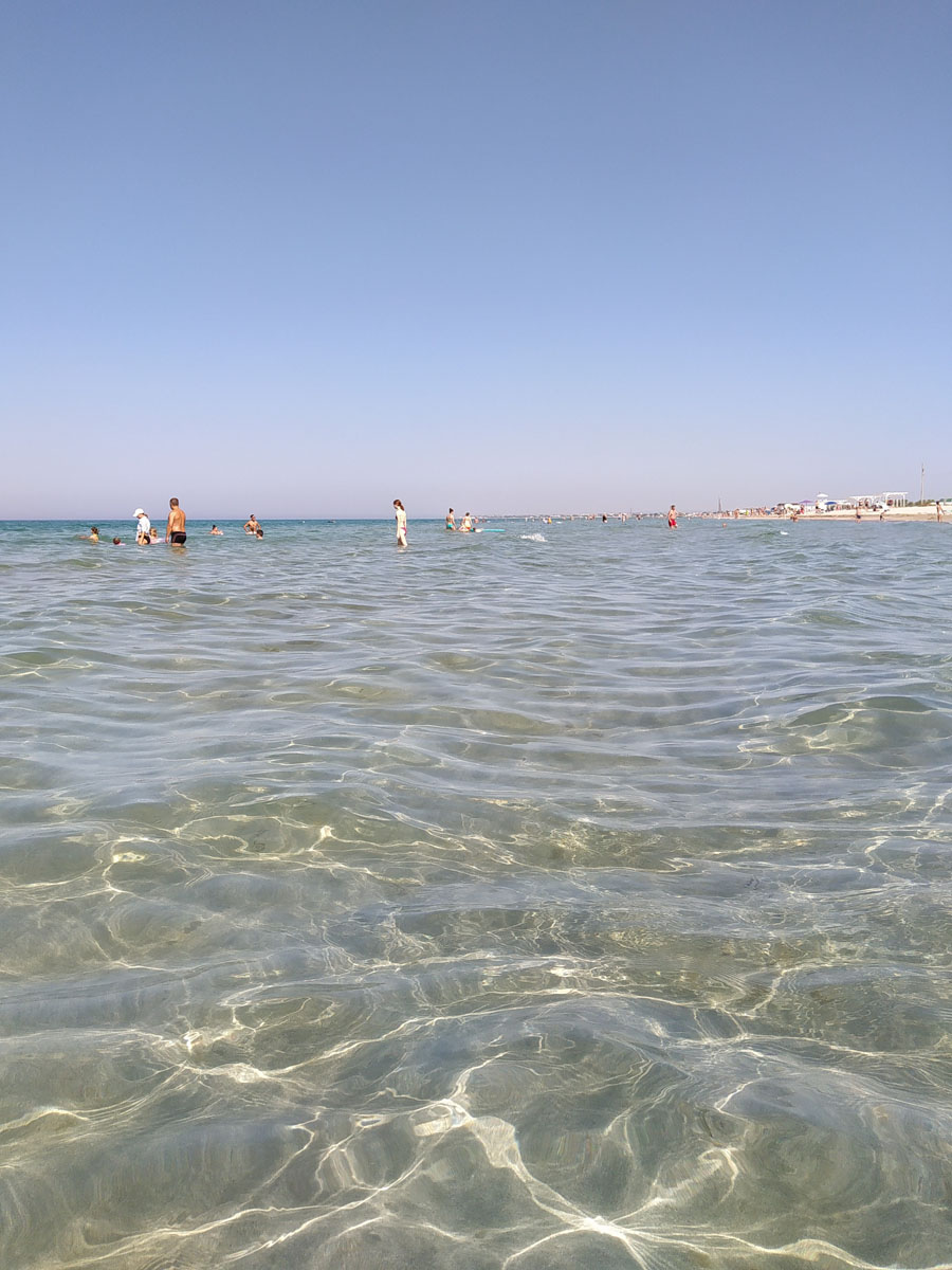 Море на Центральном пляже в Штормовом